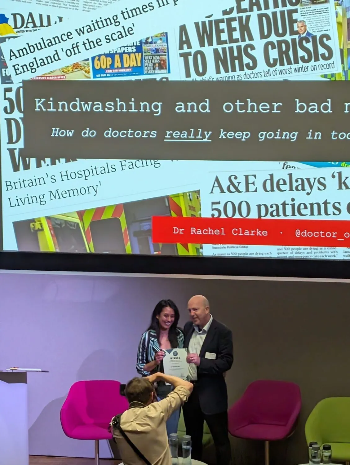 Dr Neena Jha receives her Jenny Vaughan Memorial Prize from Jenny's husband Matt Dunckley at the DAUK conference