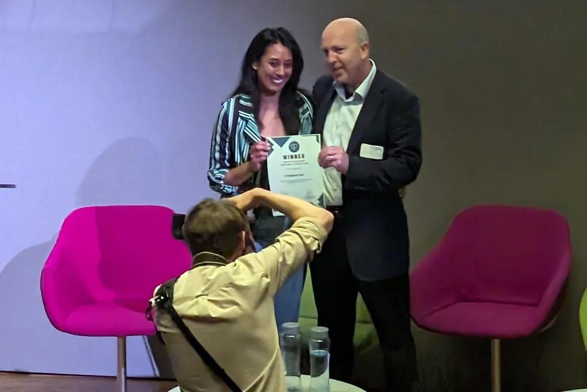 Dr Neena Jha receives her Jenny Vaughan Memorial Prize from Jenny's husband, Dr Matt Dunckley.